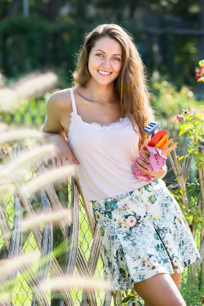 Chica sonriente en el jardín — Foto de Stock