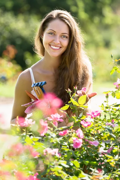 Улыбающаяся девушка в саду — стоковое фото