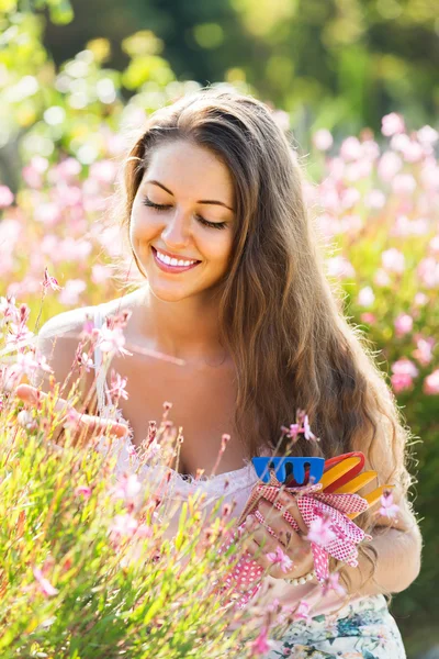 Fiorista femminile nel giardino estivo — Foto Stock