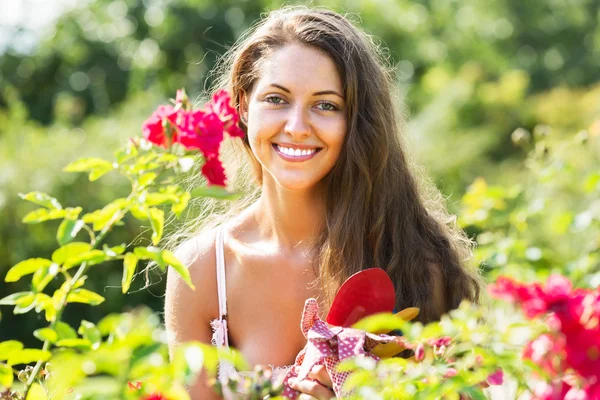 Vrouwelijke bloemist in zomertuin — Stockfoto