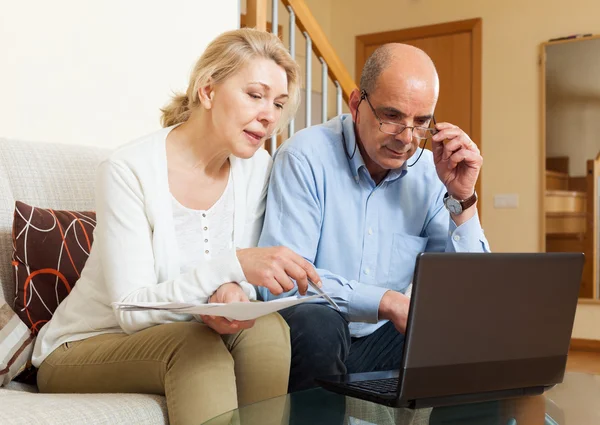 Man och kvinna läsa finans dokument tillsammans — Stockfoto