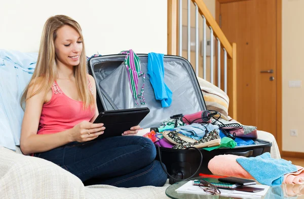 Mädchen auf Couch in der Nähe von Gepäck Stockbild