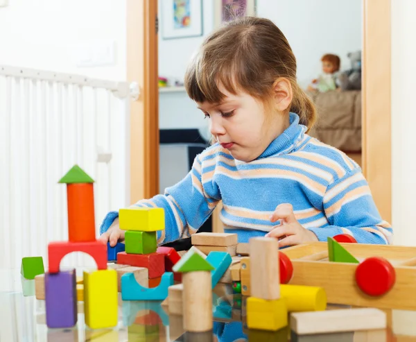 Criança brincando com brinquedos Imagem De Stock