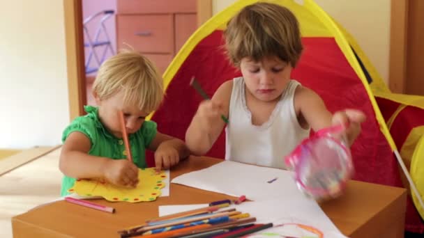 Niños con papel y lápices — Vídeos de Stock