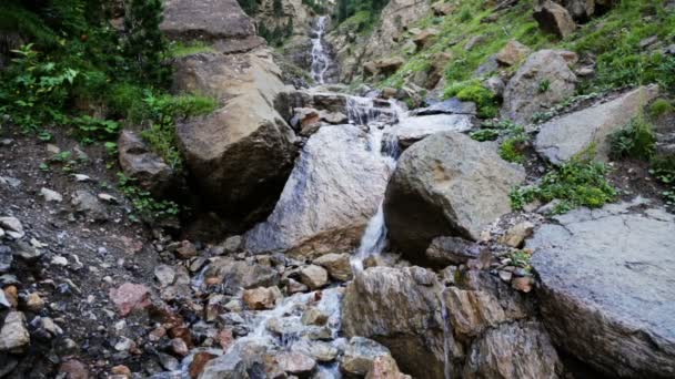 Водоспад в горах — стокове відео