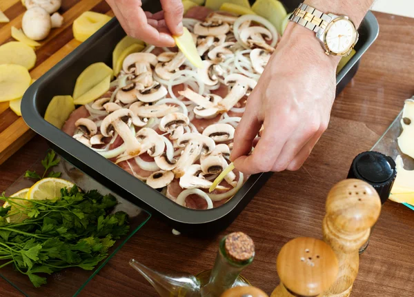 Cozinhar carne com cogumelos e portatoes — Fotografia de Stock