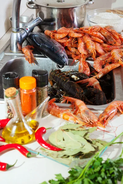 Makanan laut mentah dan rempah-rempah — Stok Foto