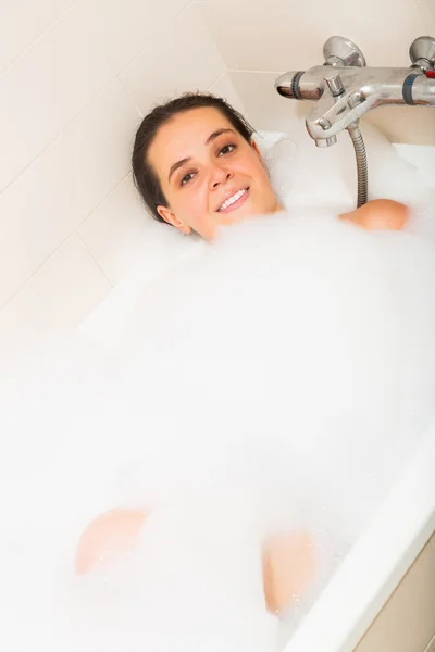 Femme couchée dans le bain — Photo