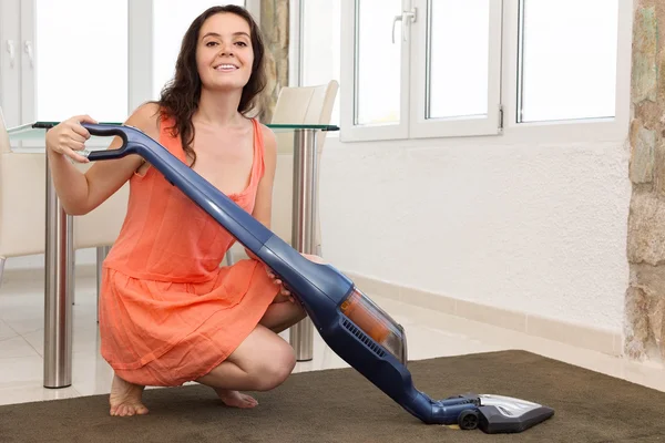 Woman cleaning with vacuum cleaner — Stock Photo, Image