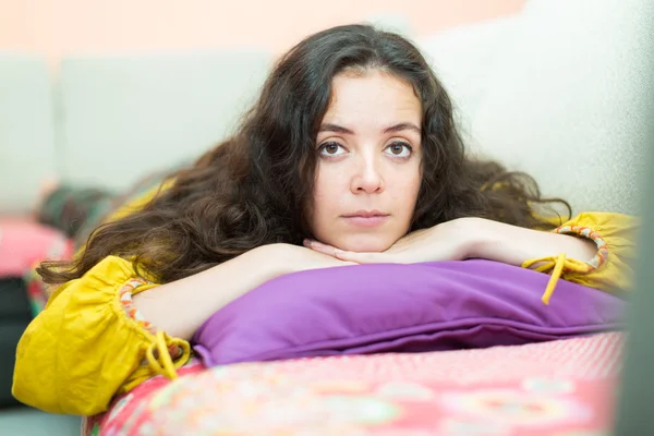 Menina perturbada no sofá em casa — Fotografia de Stock