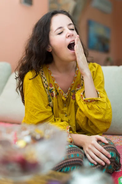 Mujer aburrida en casa —  Fotos de Stock