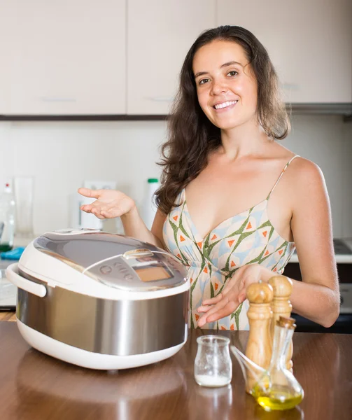 Домохозяйка приготовление пищи с мультипликатором — стоковое фото