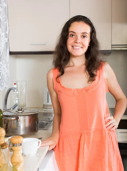 Portret van huisvrouw in kitchen — Stockfoto