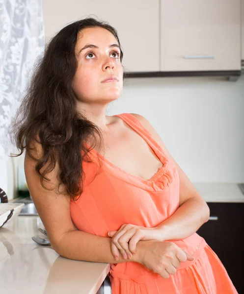 Portret van triest vrouw in kitchen — Stockfoto