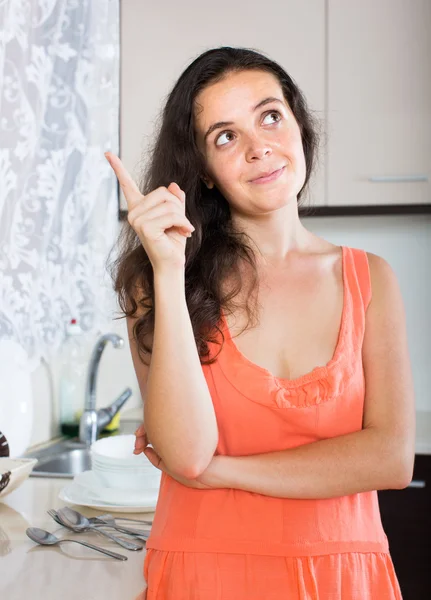 Ev kadını yemek konusunda kafası karışık — Stok fotoğraf