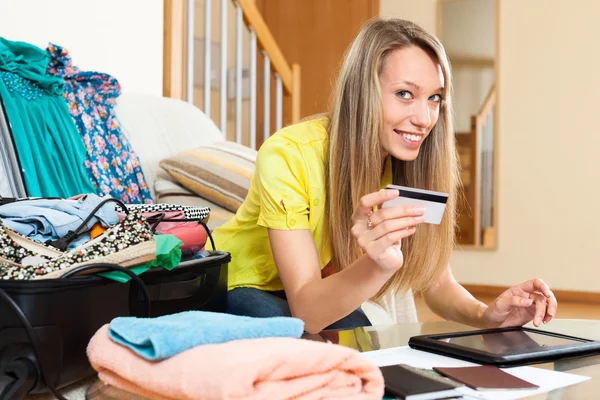 Donna sorridente che utilizza la carta di credito per prenotare il biglietto aereo — Foto Stock