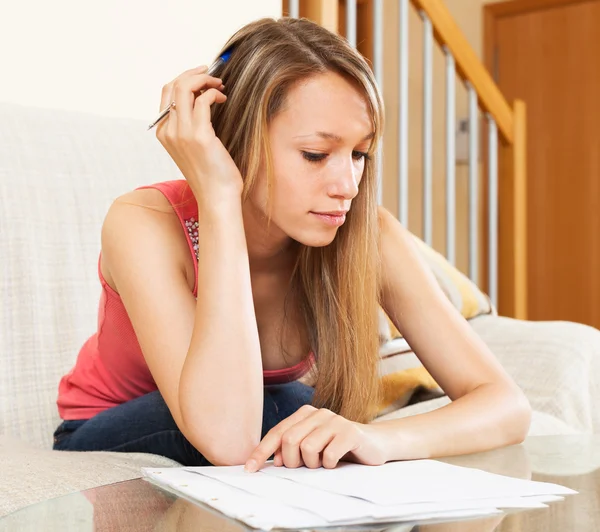 Mujer cansada estudiando notas — Foto de Stock