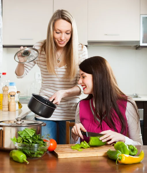 Lachende meisjes koken in de keuken — Stockfoto