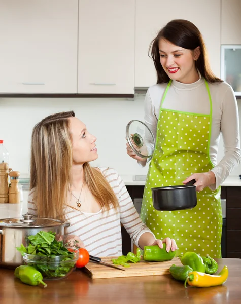 Två glada flickor matlagning tillsammans — Stockfoto