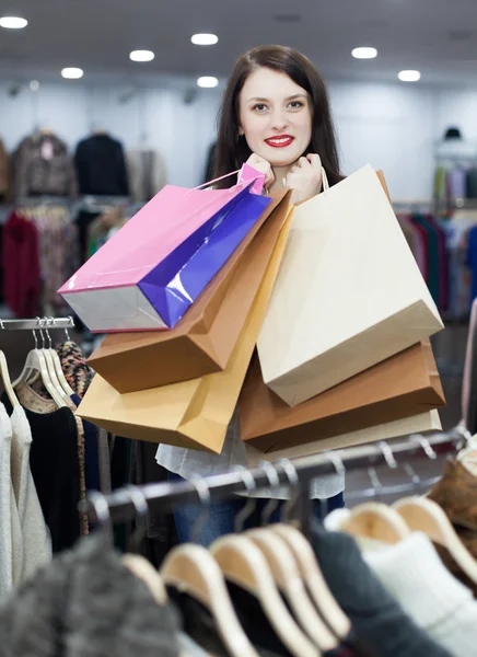 Mulher na loja de roupas — Fotografia de Stock