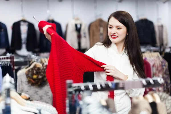 Leende flicka på kläder butik — Stockfoto