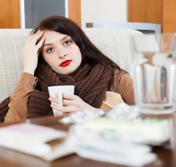 Donna malata con farmaci — Foto Stock