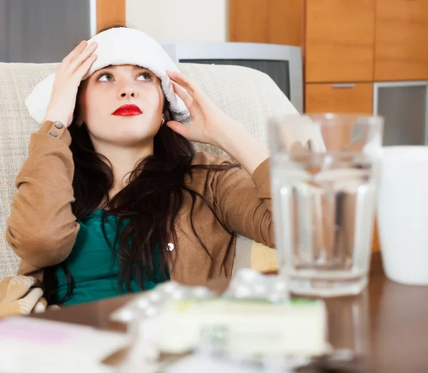 Sufrimiento mujer stuping toalla a la cabeza — Foto de Stock