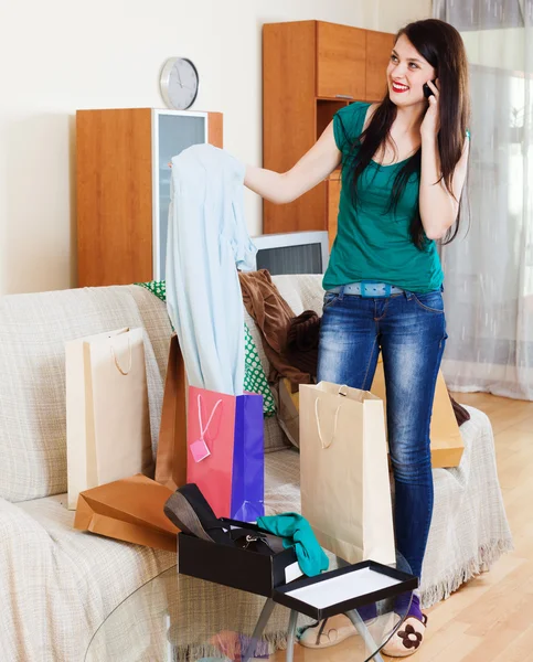 Mujer feliz con compras hablando por móvil — Foto de Stock