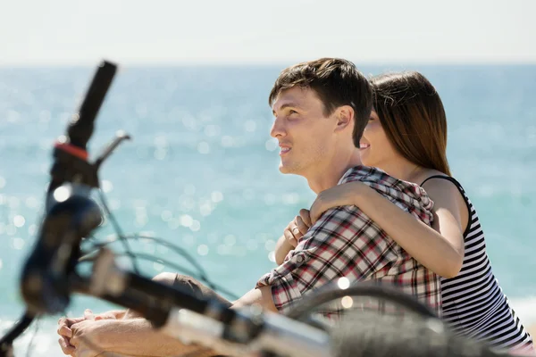 Joyful couple relaxing after cycling — Stock Photo, Image