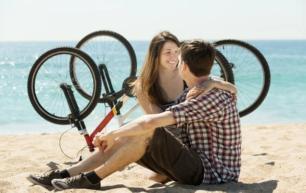 Sourire jeune couple après avoir fait du vélo — Photo