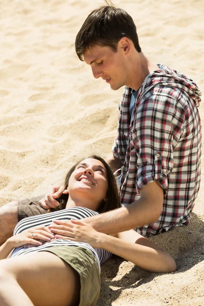 Chica y su novio abrazo — Foto de Stock