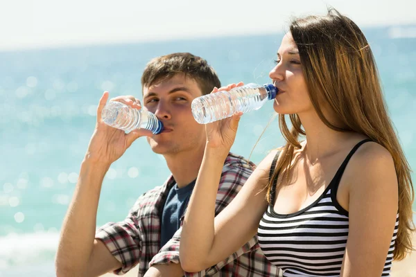 Jovem casal beber água — Fotografia de Stock