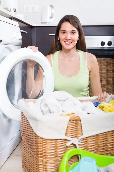 Çamaşır sepeti kadınla — Stok fotoğraf