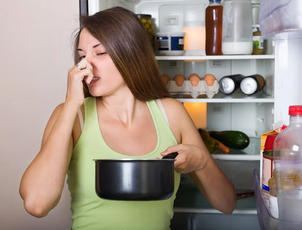 Mujer sosteniendo comida asquerosa — Foto de Stock