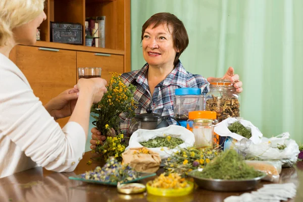 Dos mujeres elaborando té de hierbas — Foto de Stock