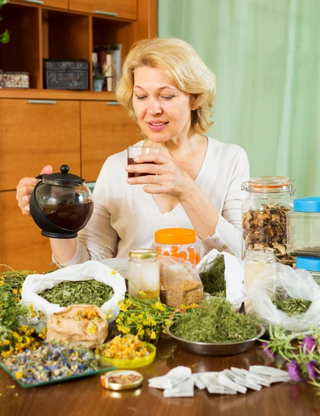 Mature woman brewing herbs — Stock Photo, Image