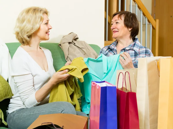 Zwei Frauen mit Einkaufstaschen — Stockfoto
