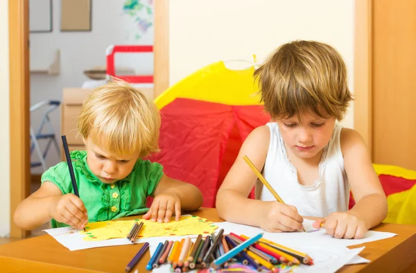 Geschwister spielen mit Bleistiften — Stockfoto