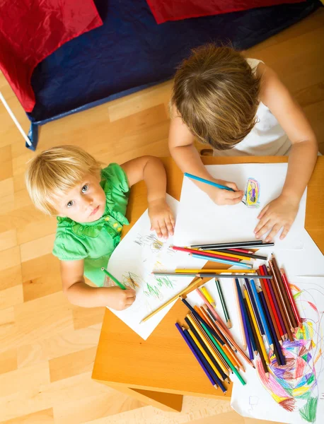 Siblings playing with pencils — Stock Photo, Image