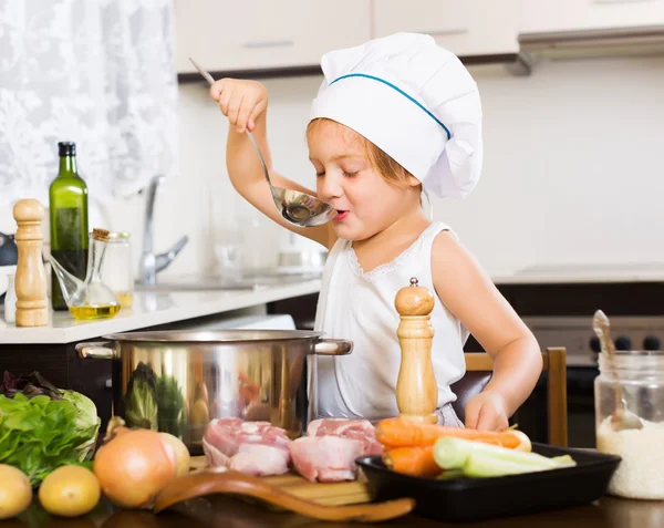 Mädchen kocht Suppe mit Schöpfkelle — Stockfoto