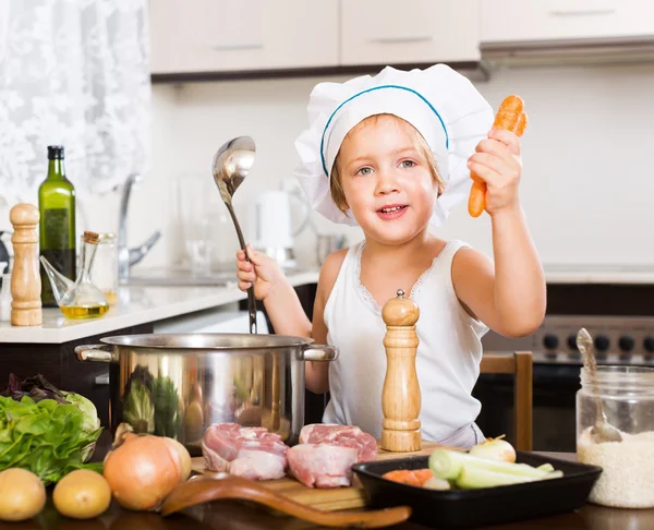 Gelukkig kind koken soep met groenten — Stockfoto