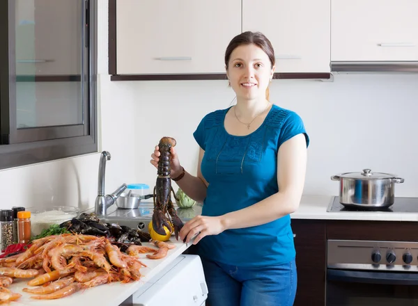 Dona de casa cozinhar especialidades alimentares do mar — Fotografia de Stock