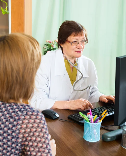 Kadın doktor ziyaretleri ve tavsiye alır — Stok fotoğraf