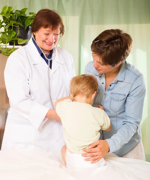 Médico examinando bebé — Foto de Stock