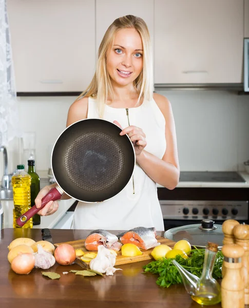 Ama de casa cocinando de salmón — Foto de Stock