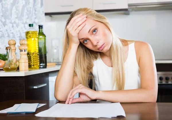 Frau mit Finanzdokumenten — Stockfoto