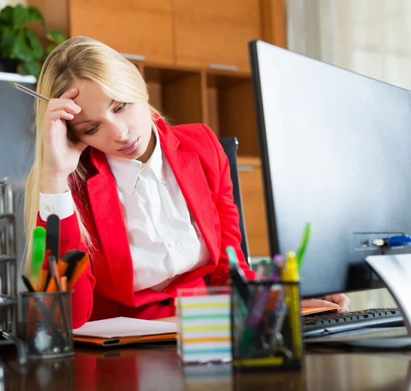 Trött tjej i office — Stockfoto