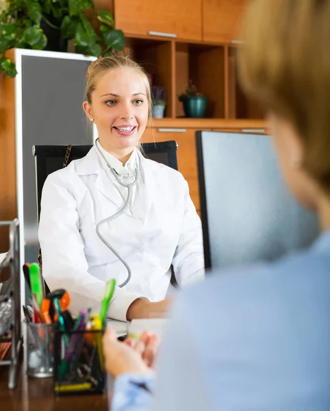 Positieve vrouwelijke arts afgevoerd patiënt — Stockfoto