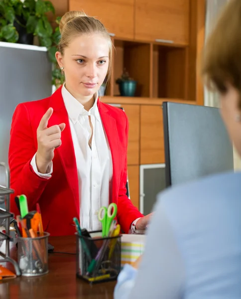 Zakenvrouw in gesprek met de werknemer — Stockfoto