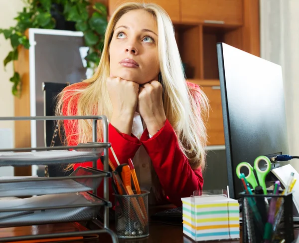 Gelangweilte Geschäftsfrau sitzt im Büro — Stockfoto